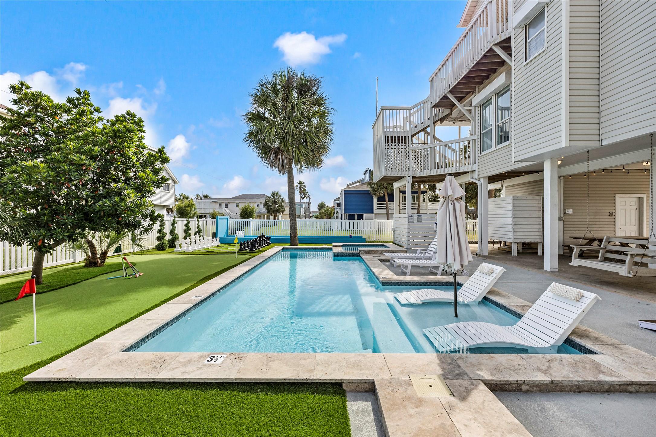 Image 2: Private resort-style swimming pool with in-water l