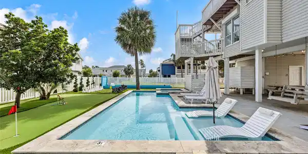 Image 2: Private resort-style swimming pool with in-water l