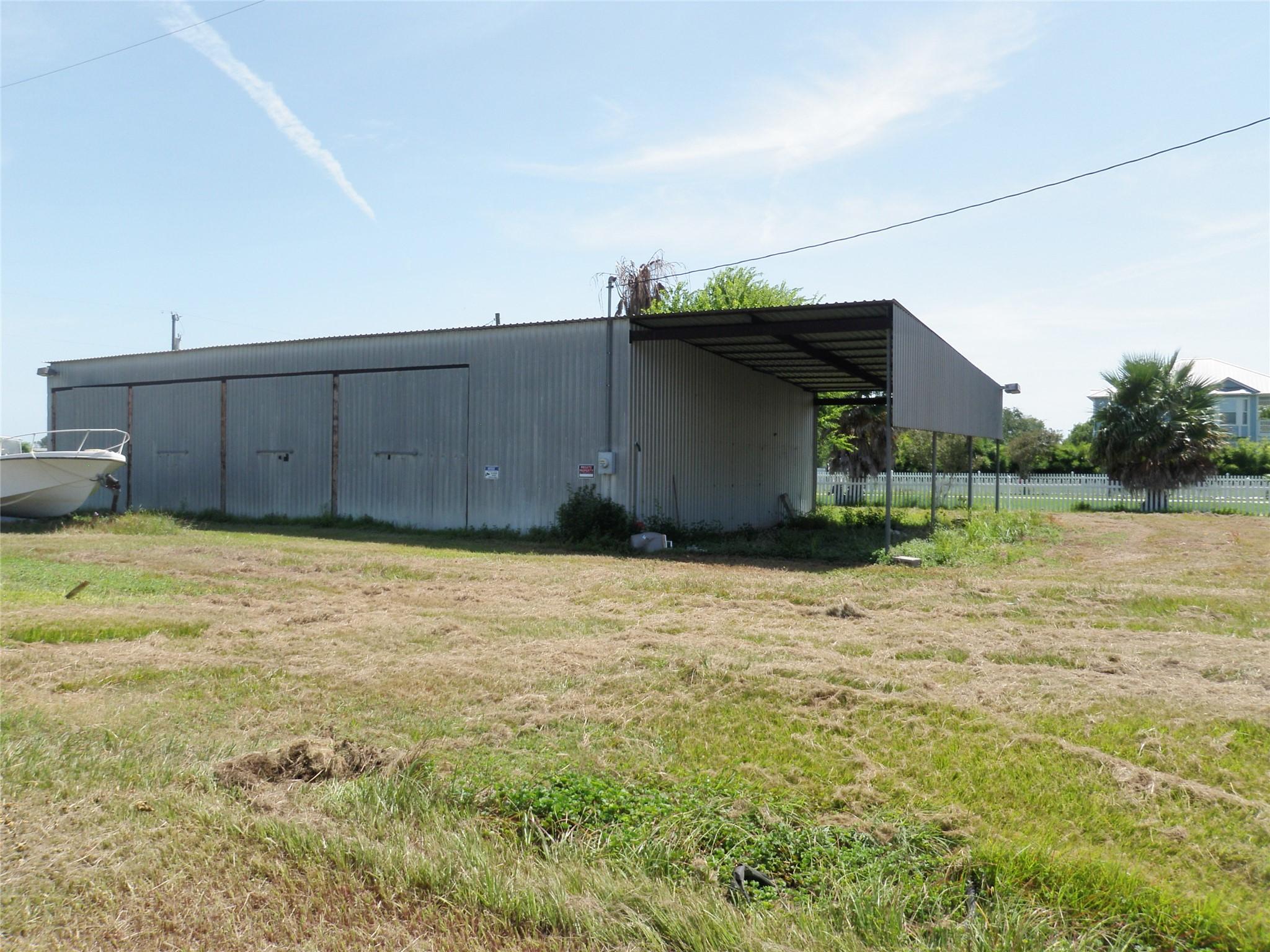 Image 4: 4 stall boat barn with carport