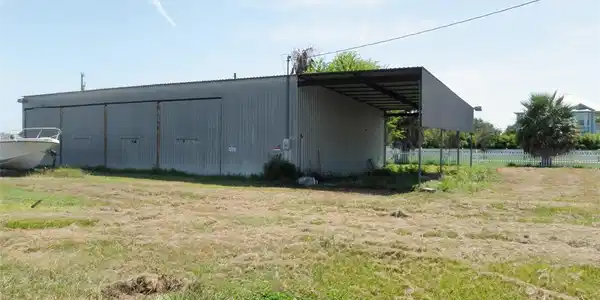 Image 4: 4 stall boat barn with carport