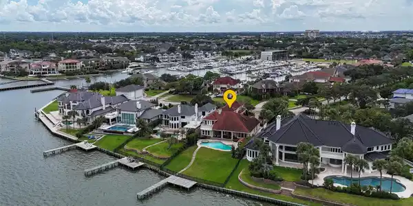 Image 2: 180 degree views of Endeavor Marina to the Kemah B