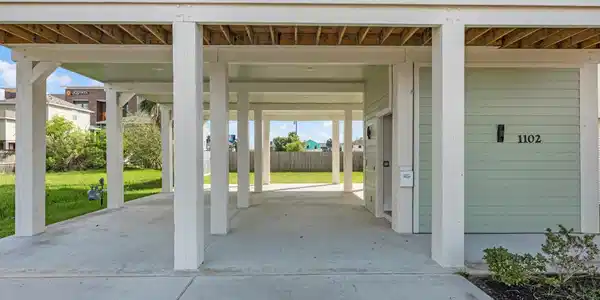 Image 3: The long, expansive driveway provides ample parkin