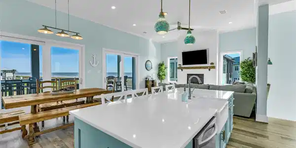 Image 2: 3rd floor - kitchen/living and the views!
