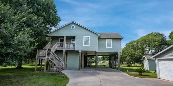 Image 2: Big double driveway and nice detached garage