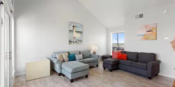 Image 4: Experience the airy elegance of vaulted ceilings i