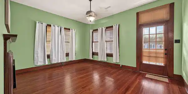 Image 2: Newly refinished wooden floors, beautiful transom,