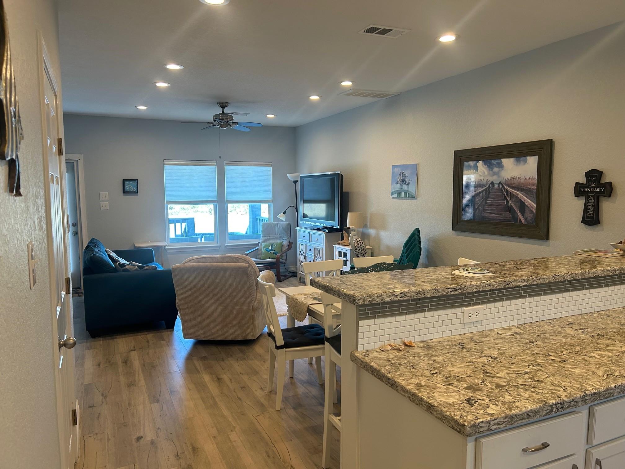 Image 4: Living Room