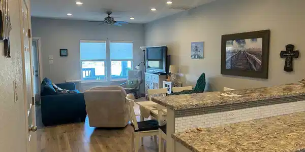 Image 4: Living Room