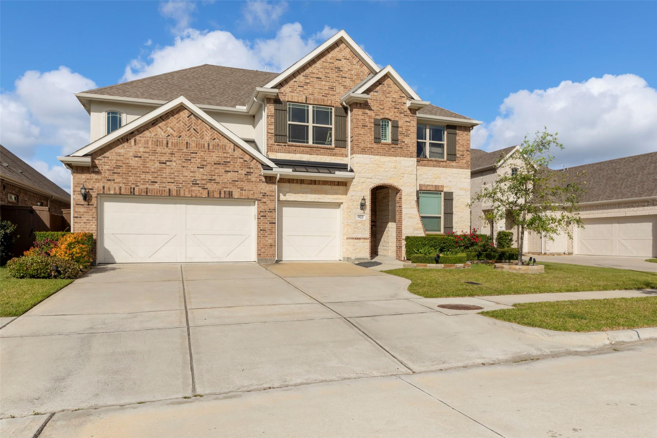 Image 2: This 5/3.1/3 Gehan built home features a welcoming