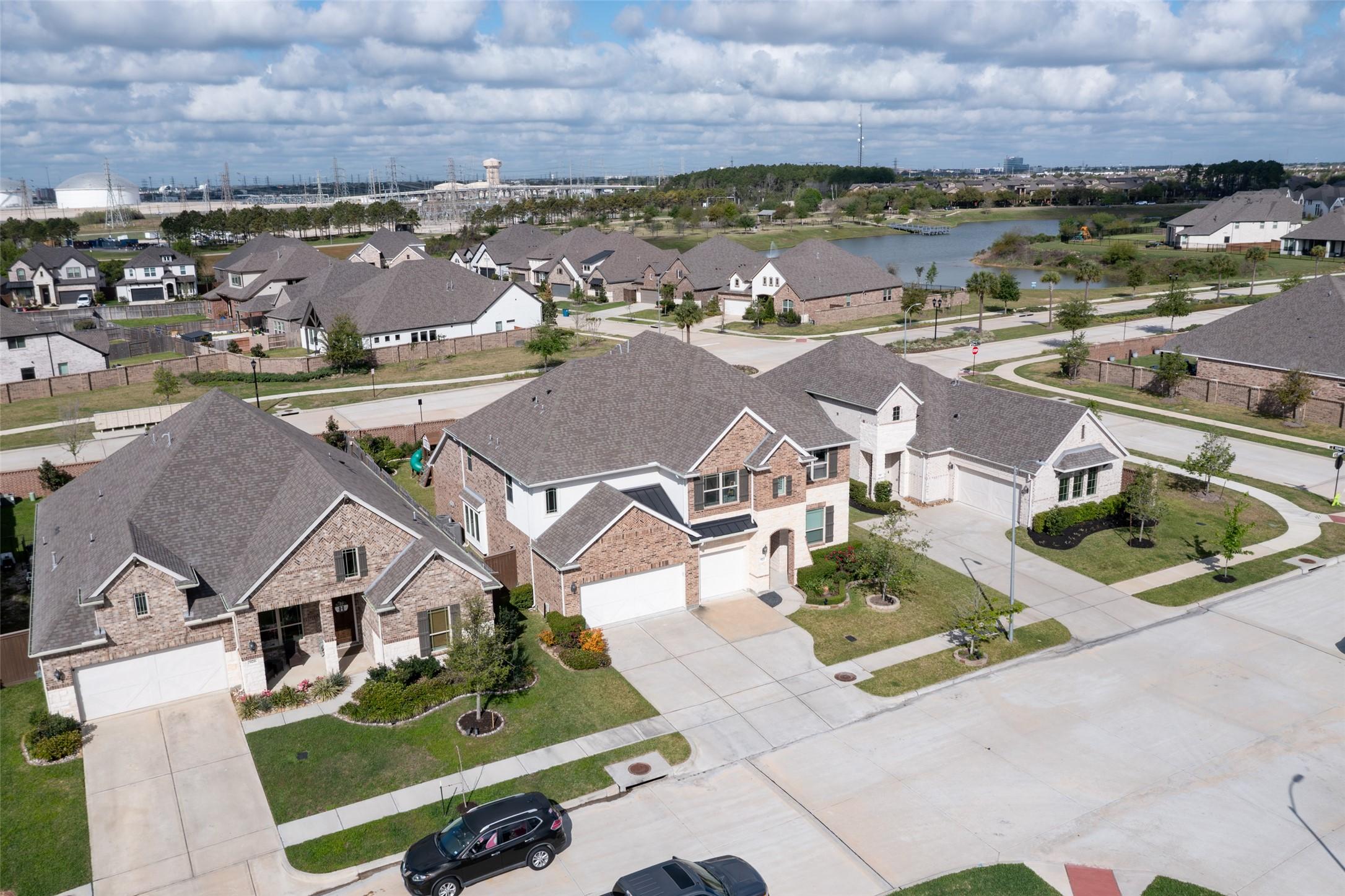 Image 3: Well positioned in the neighborhood, close to a ne