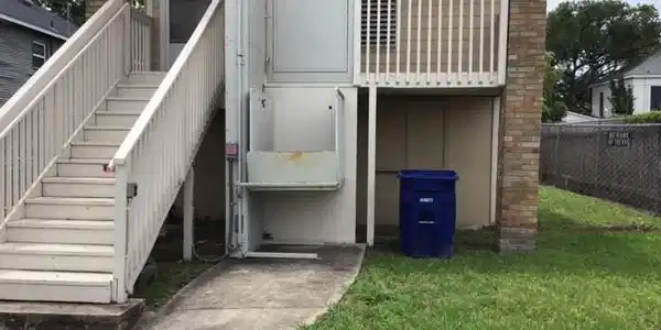 Image 2: Front with elevator