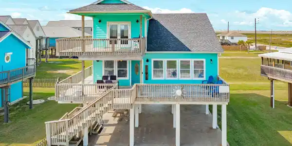 Image 4: Beautifully maintained elevated beach home with vi