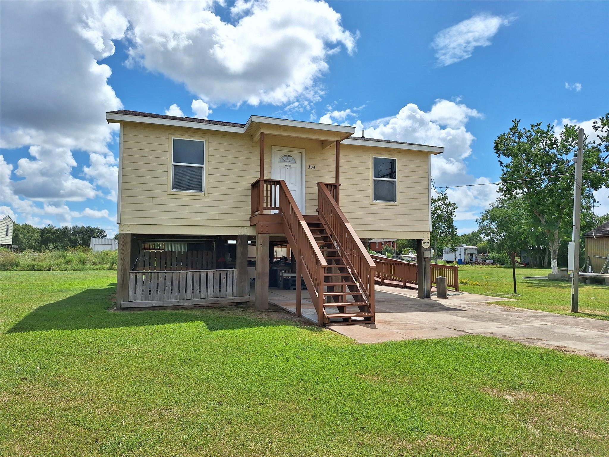 Image 1: Welcome to 304 Bayside Dr