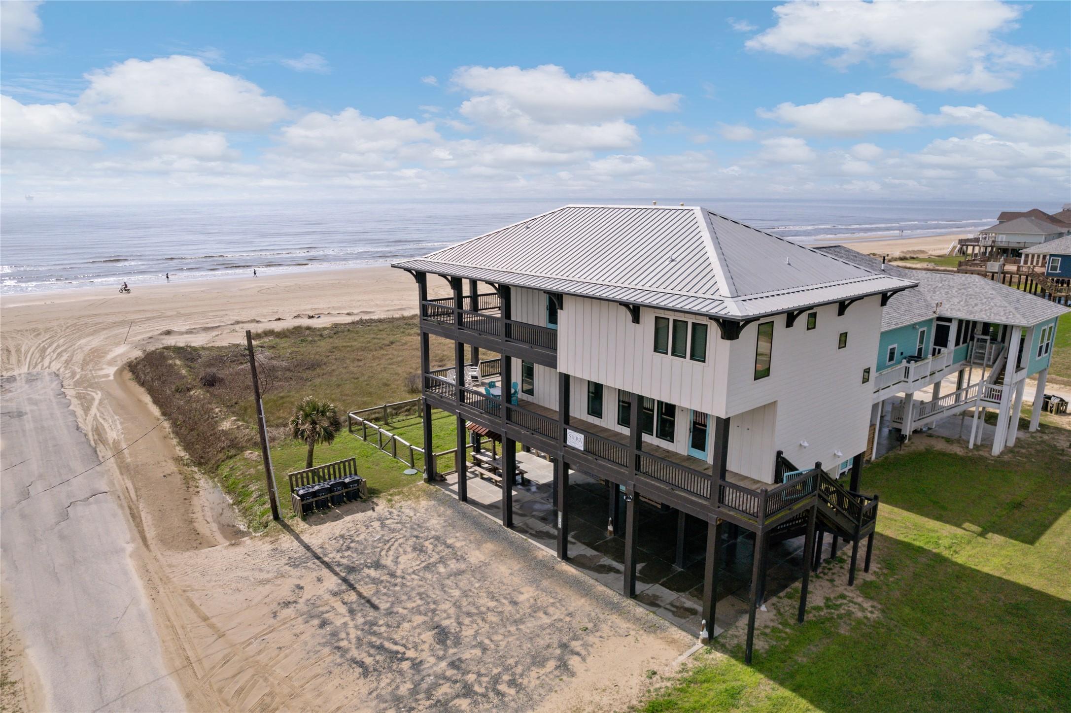 Image 3: Your slice of paradise awaits&mdash;waterfront, spacious