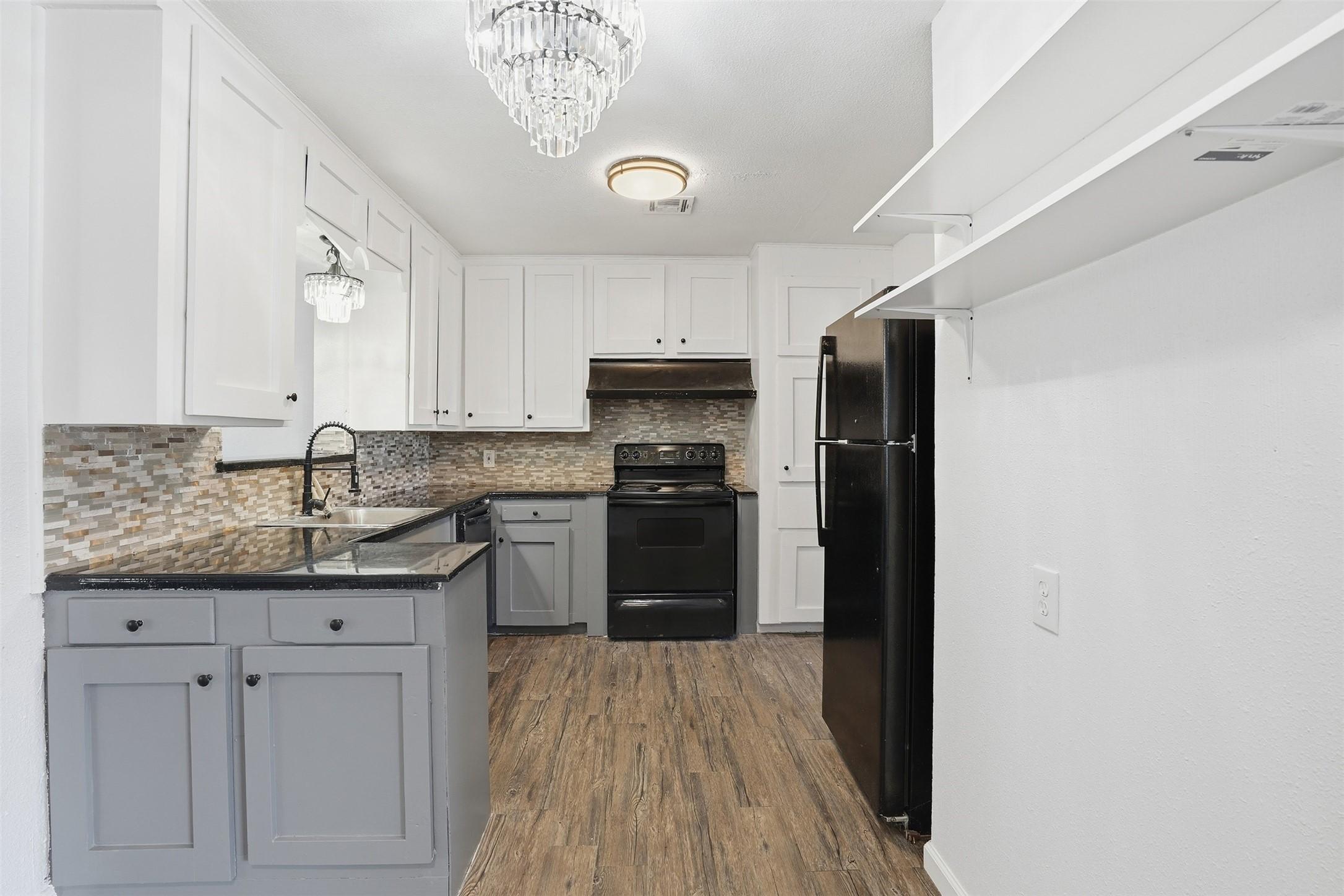 Image 3: Kitchen