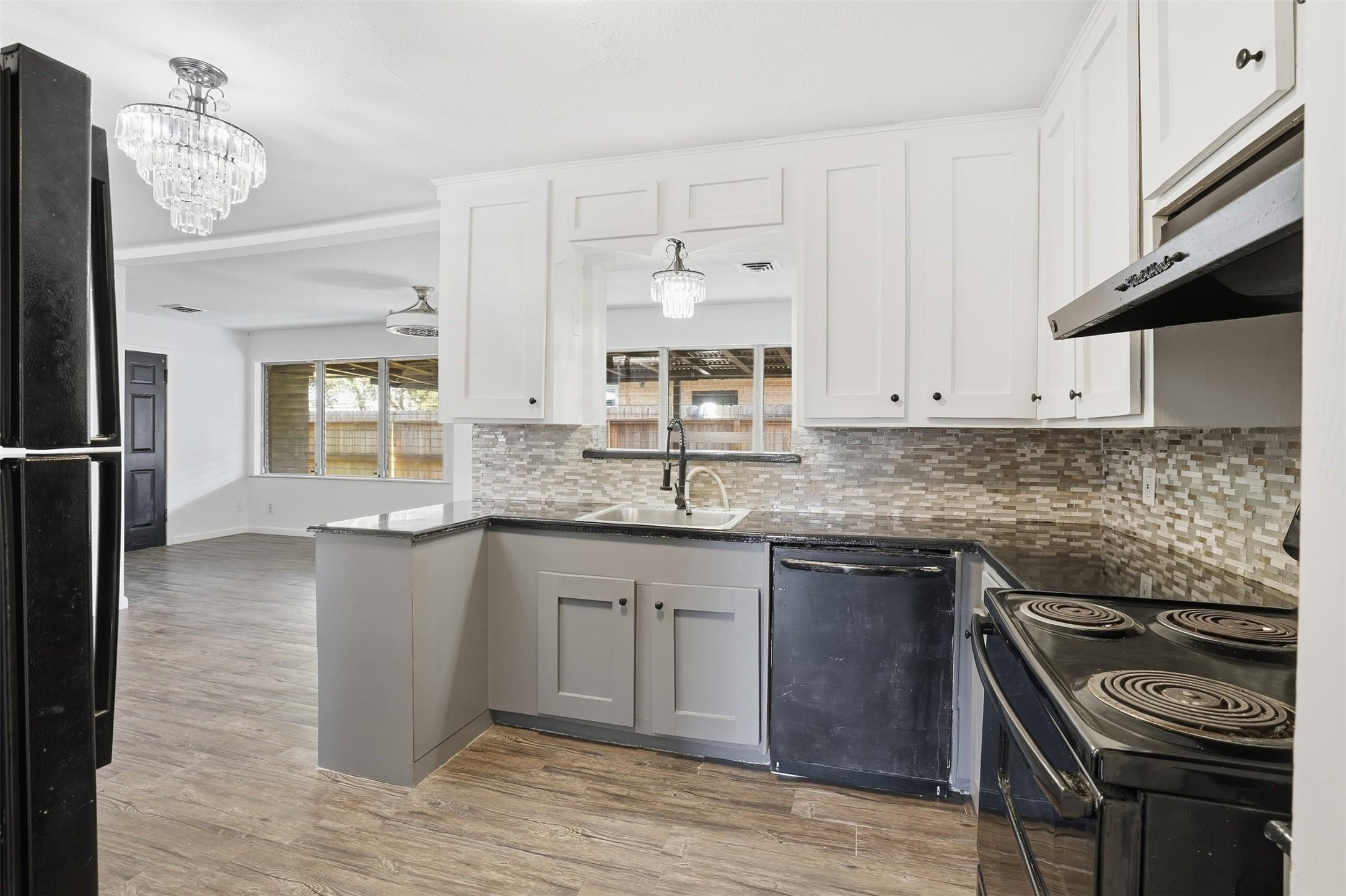 Image 4: Kitchen