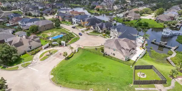 Image 2: GREAT CORNER LOT NEXT TO MILLION DOLLAR WATERFRONT