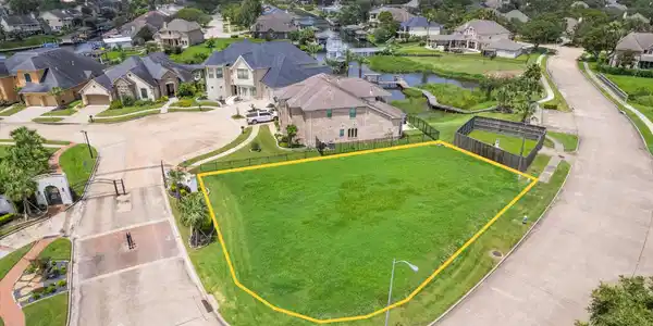 Image 4: APPROXIMATE OUTLINE OF LOT.