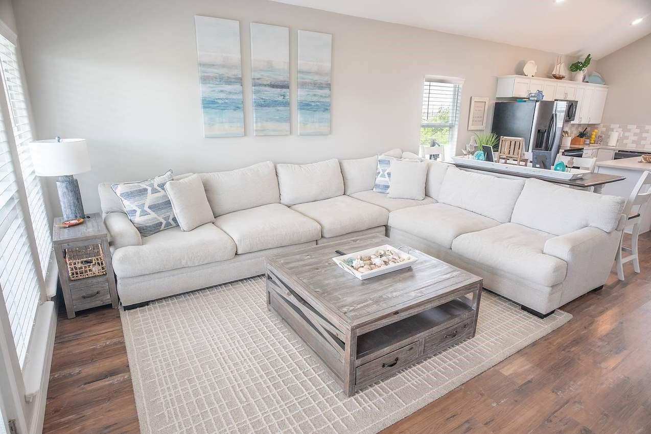 Image 4: Spacious Livingroom