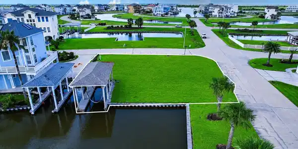 Image 2: Waterfront Corner Lot