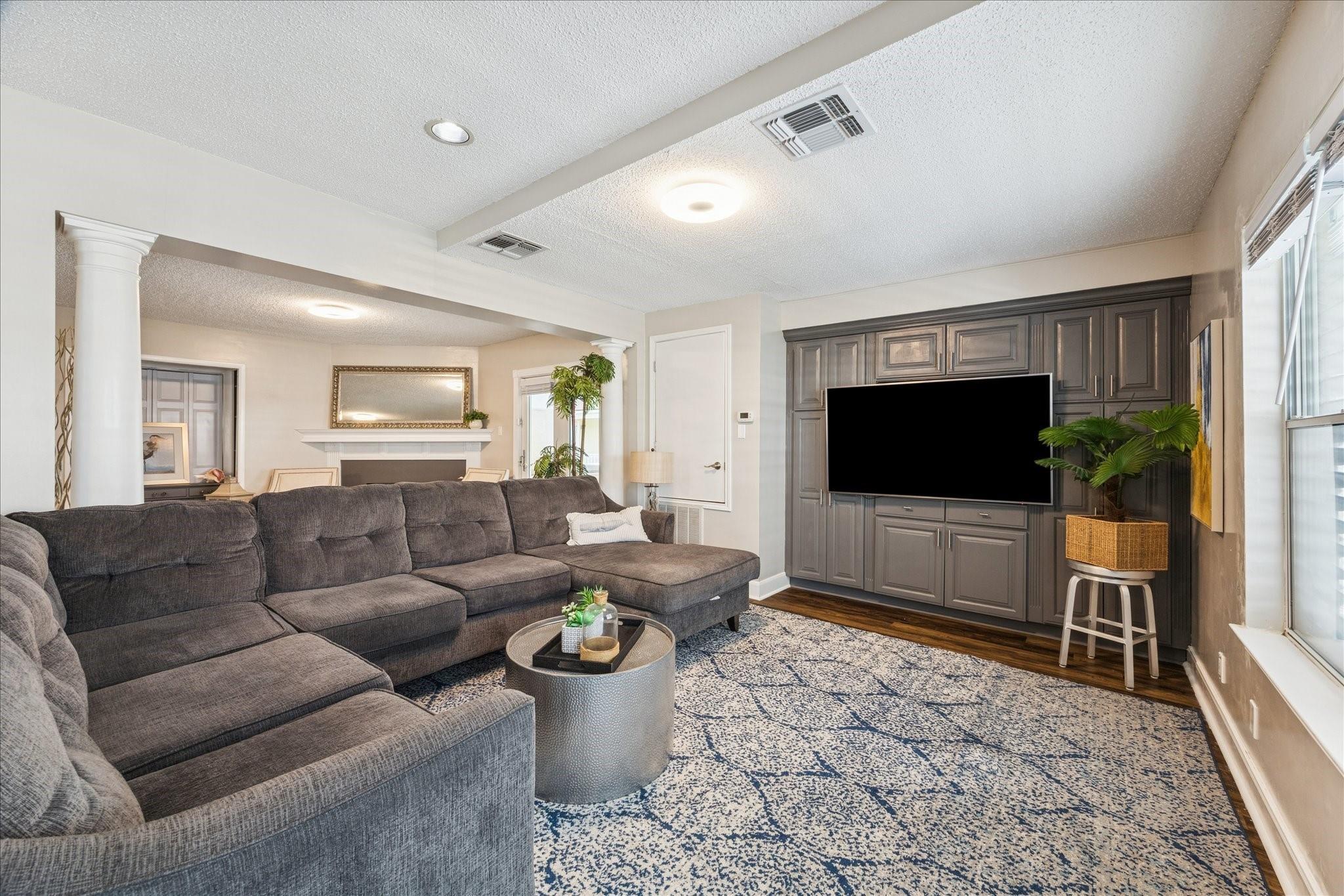 Image 3: Living large area for entertainig