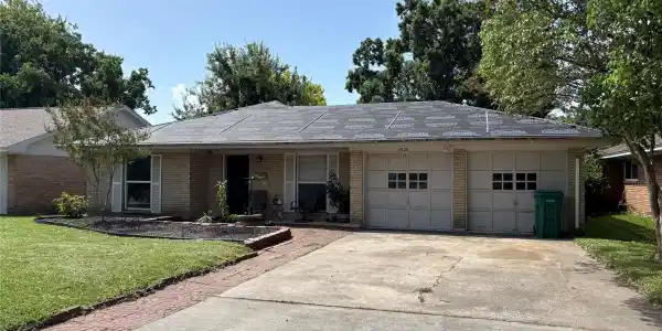 1825 Dolphin Drive