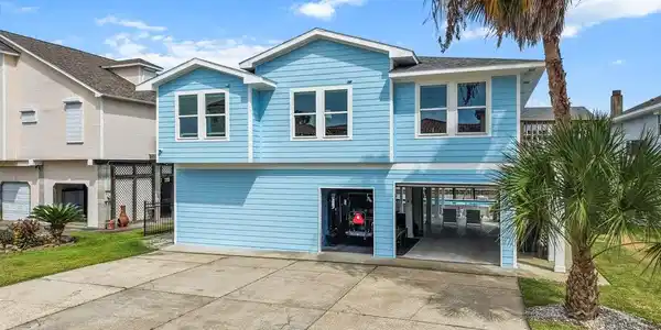 Image 2: Wide Driveway and Expansive Under House Area perfe