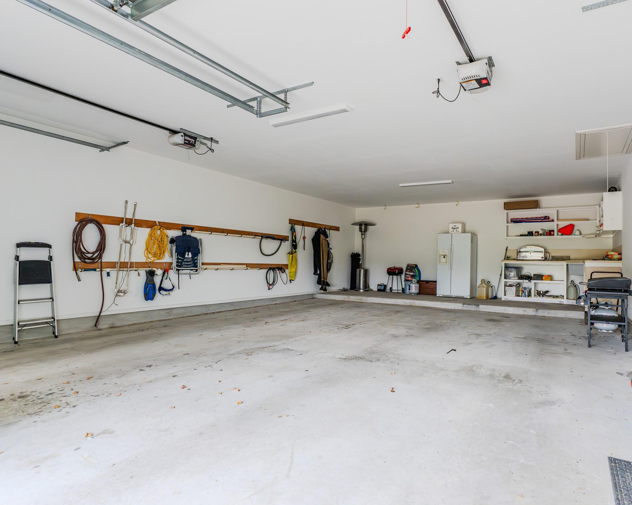 Image 4: Oversized garage large enough for a 24 foot boat-1