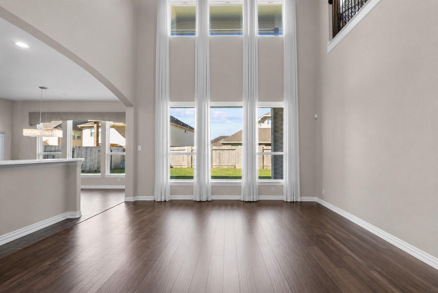 Image 3: 20' ceilings, plenty of sunlight and gas log firep