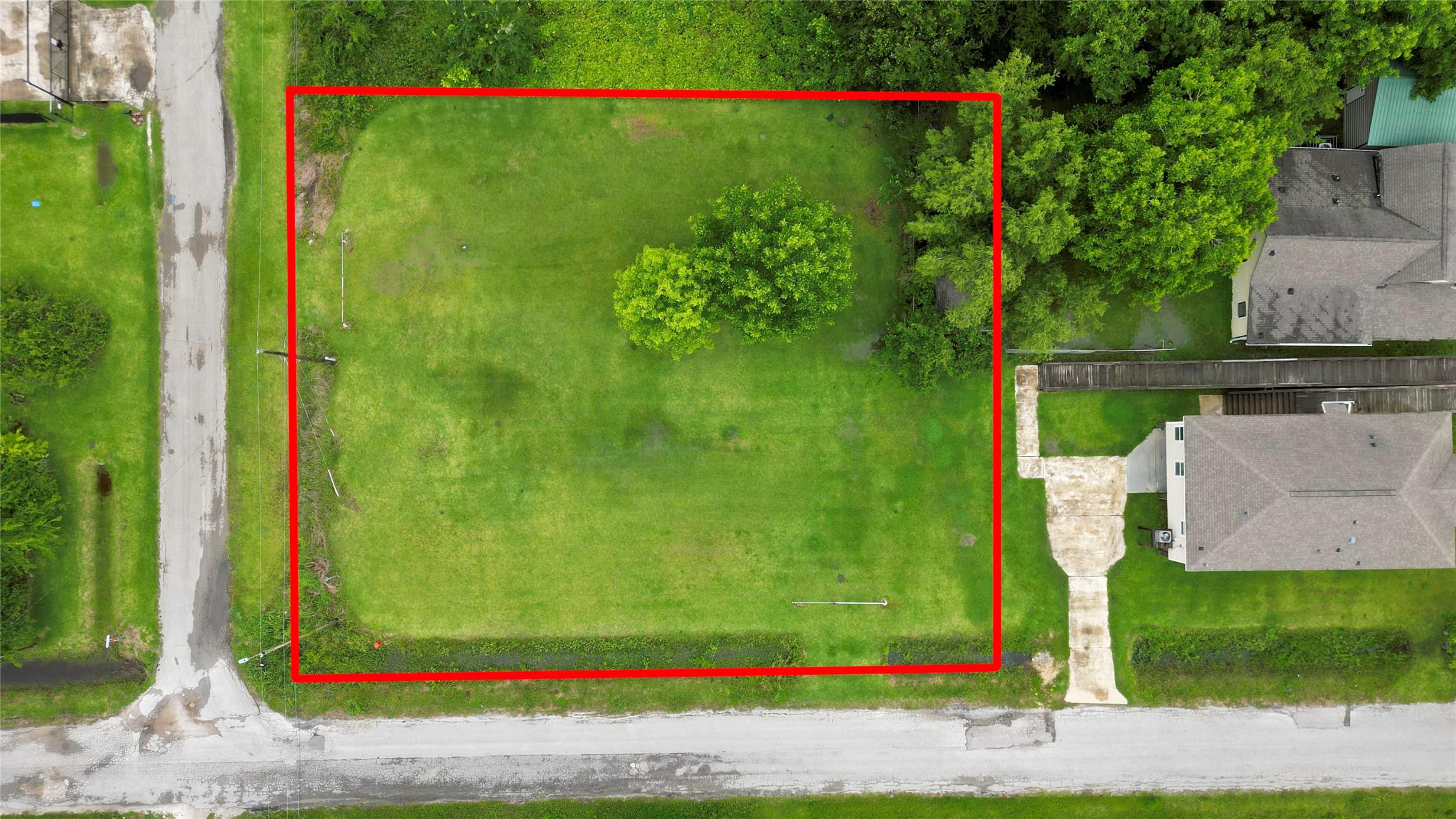 Image 1: Spacious Corner Lot