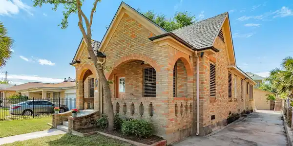 Image 4: Side view with Long driveway to back of home.  Als