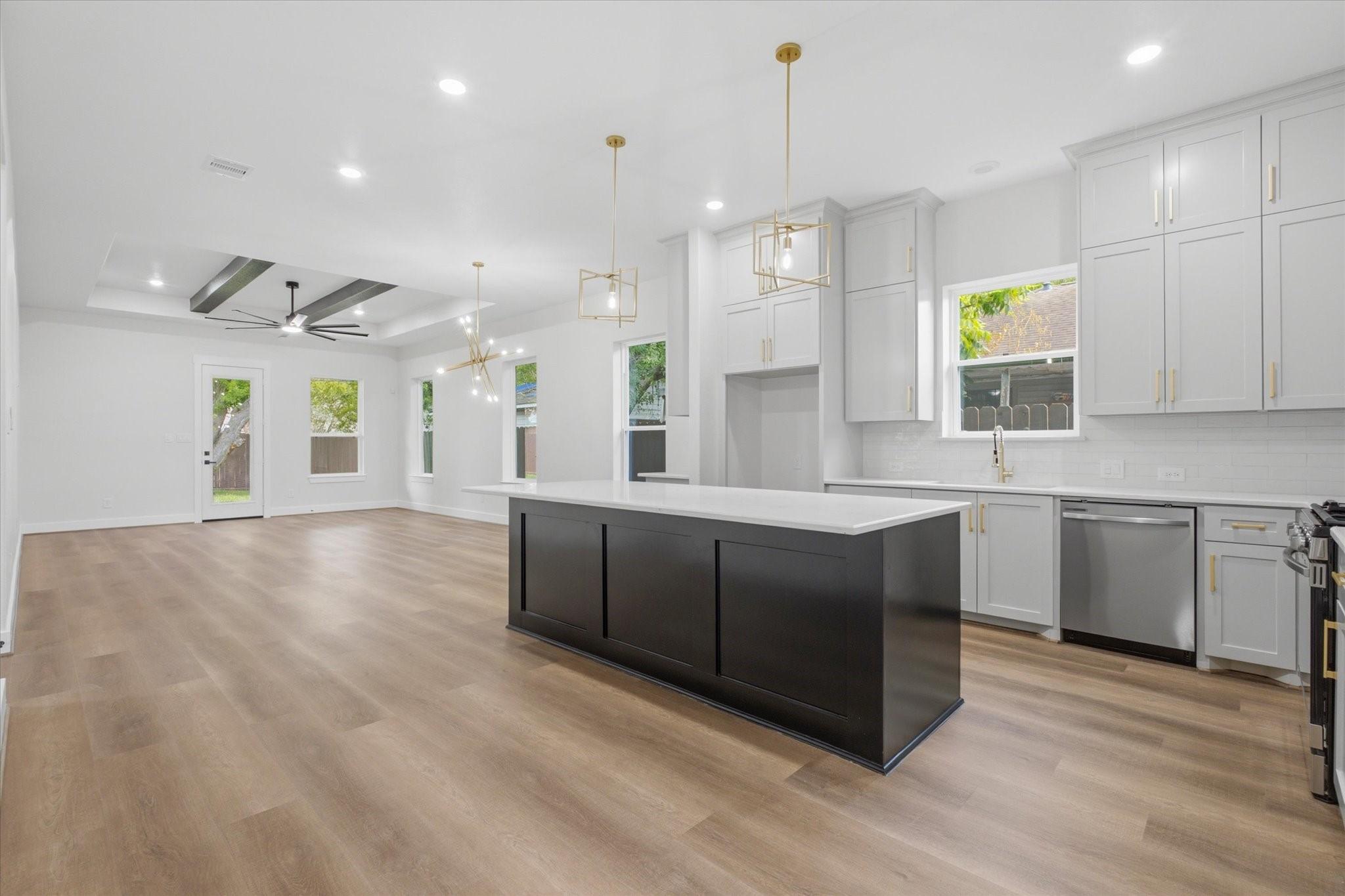 Image 3: A bold black island adds the perfect pop and plent