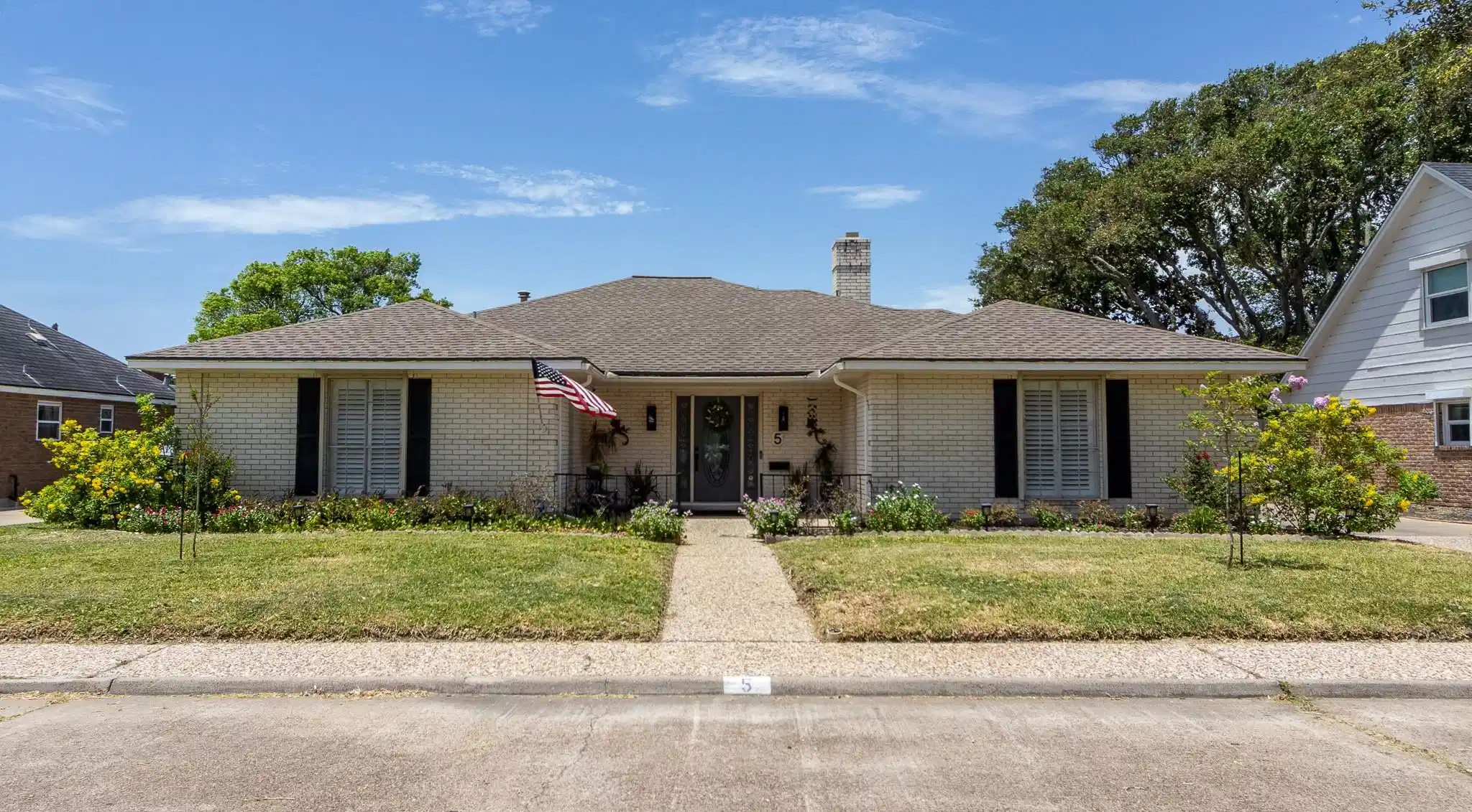 Image 1: 5 Colony Park Circle with driveway on the right.