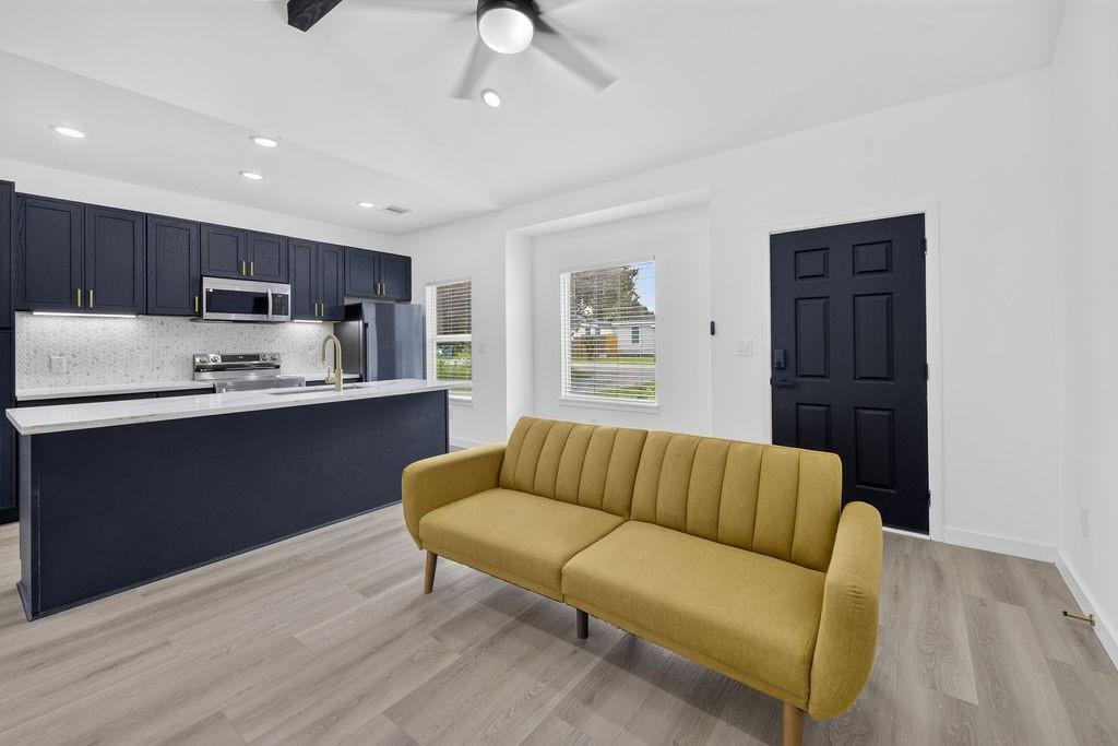 Image 4: Open Concept Home with Vaulted Ceilings in the Fam