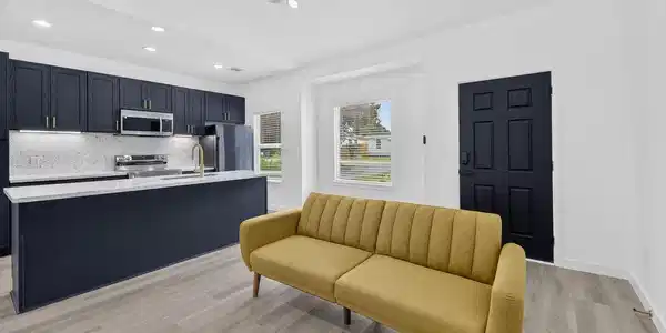 Image 4: Open Concept Home with Vaulted Ceilings in the Fam