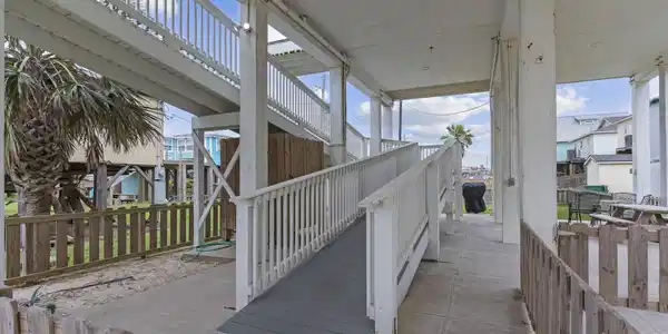 Image 4: Fenced area for beloved pets and a ramp for easy a