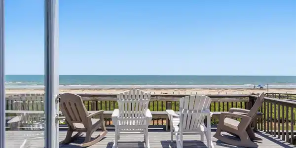 Image 3: Oceanfront Deck View &ndash; Expansive beachfront views