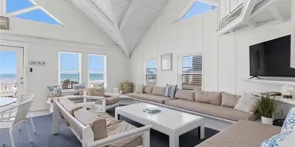 Image 4: Beachfront Living Area &ndash; Freshly painted and updat