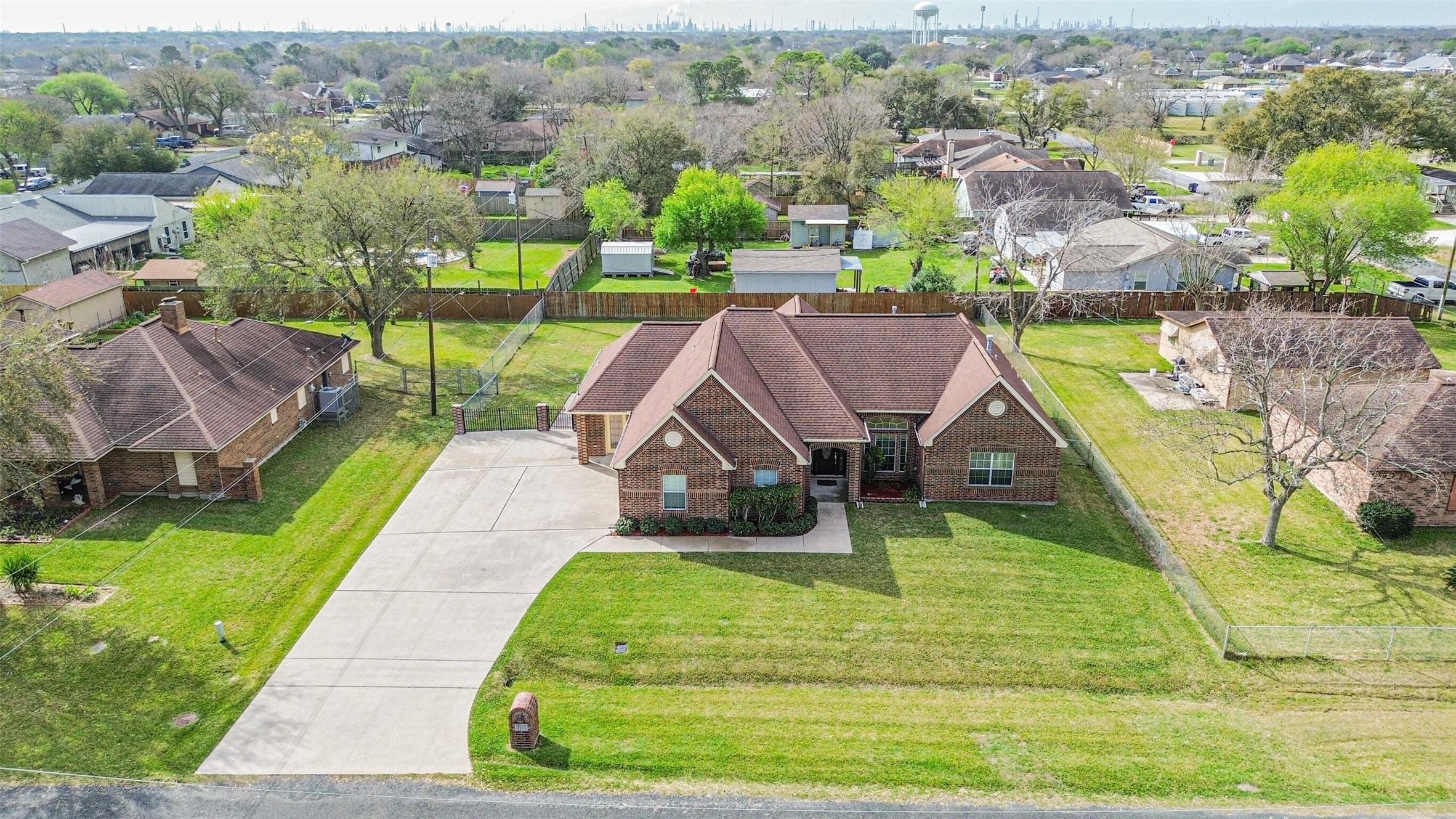 Image 3: An expansive driveway offers plenty of parking for
