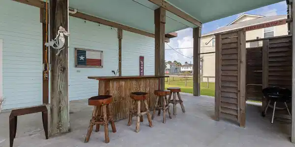 Image 4: Enjoy entertaining at the tiki bar