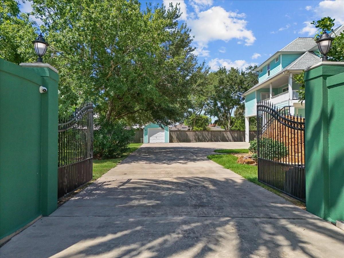 Image 2: Enter into the estate through the controlled acces