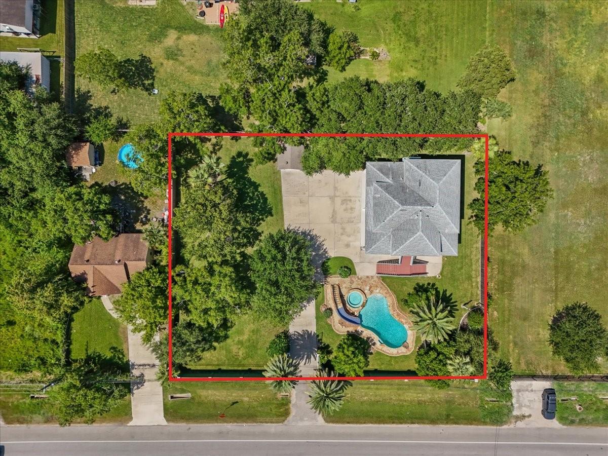Image 3: Overhead view outlining the property.