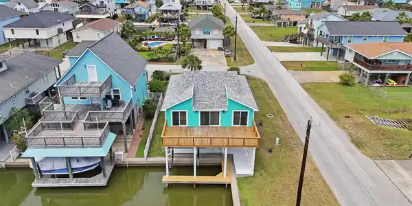 Image 2: This gorgeous canalfront home has everything neede