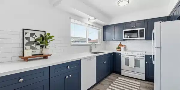 Image 3: A fresh coastal-inspired kitchen designed for effo