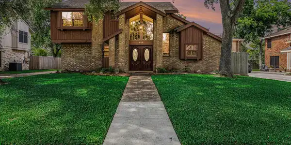 602 Crestwood Drive