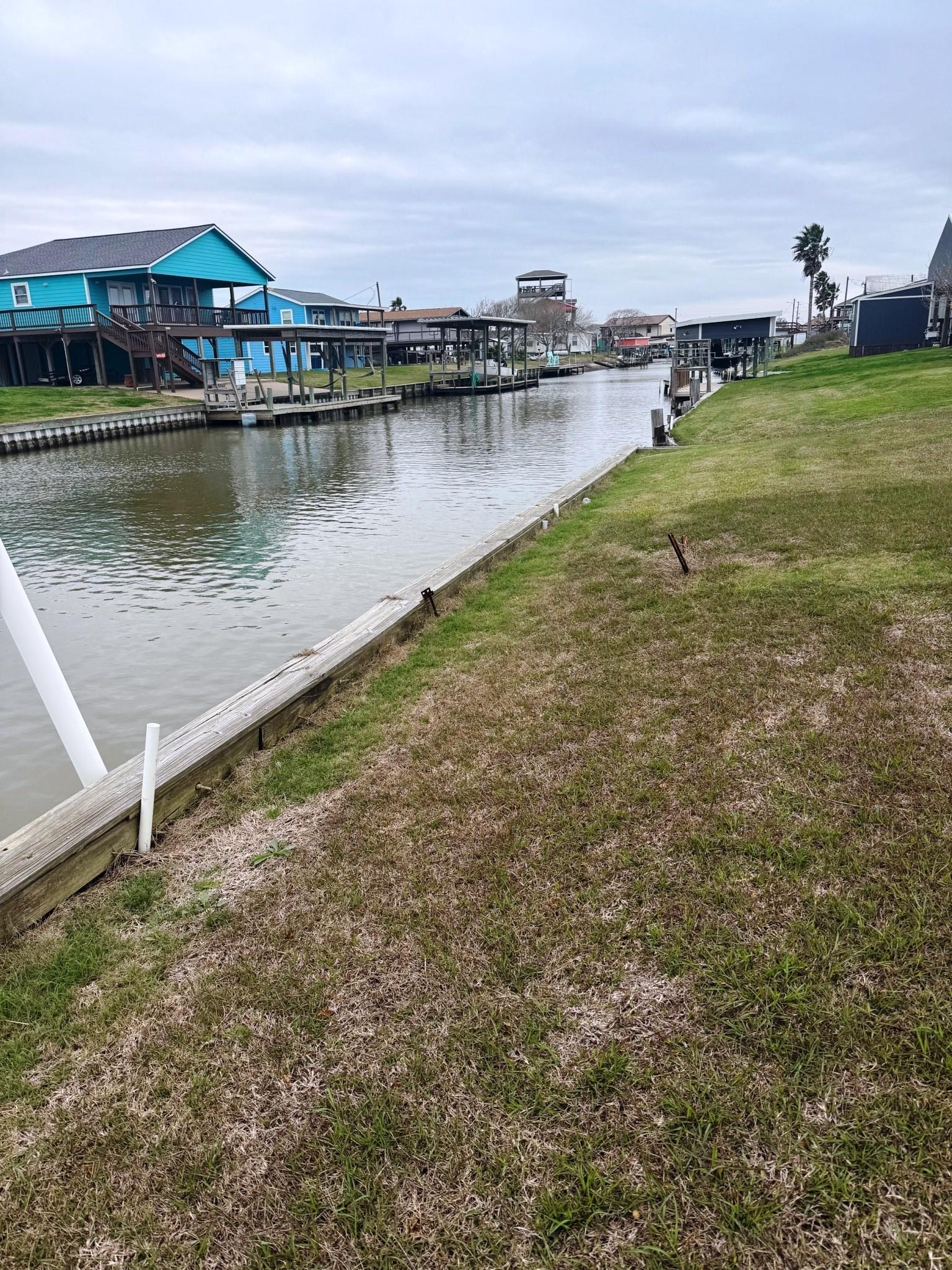 Image 3: Great location to the ICW