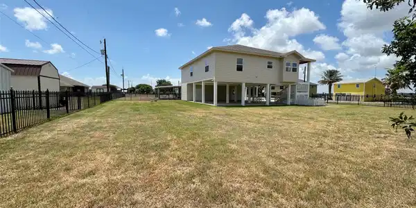 Image 4: Great yard area for outdoor activities!