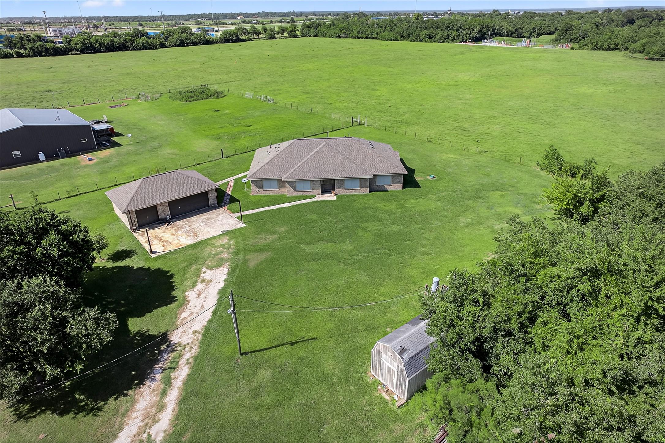 Image 2: Country living~ Zoned to Barbers Hill ISD