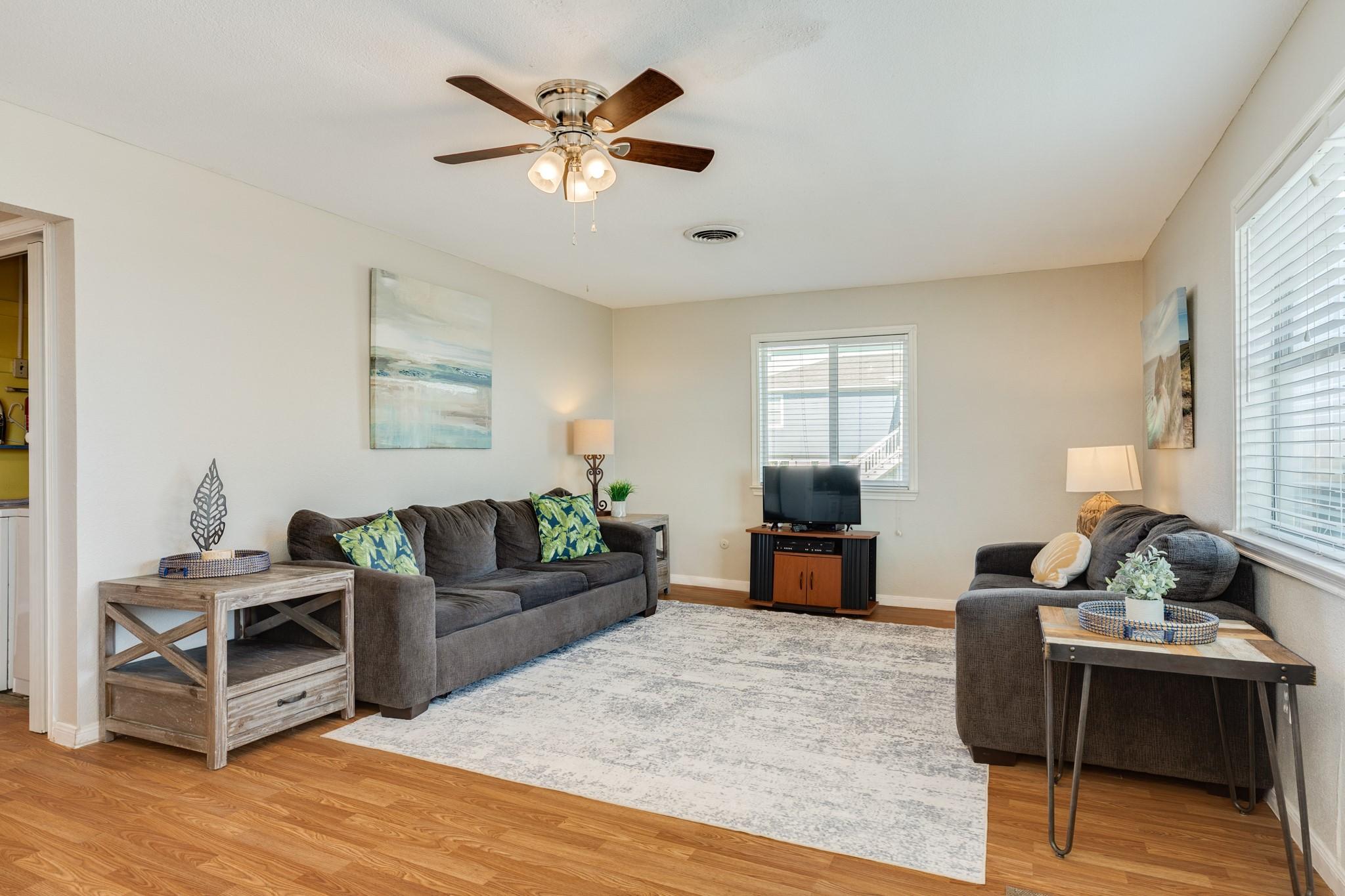 Image 4: Living Room &ndash; Alternate View
Spacious living area