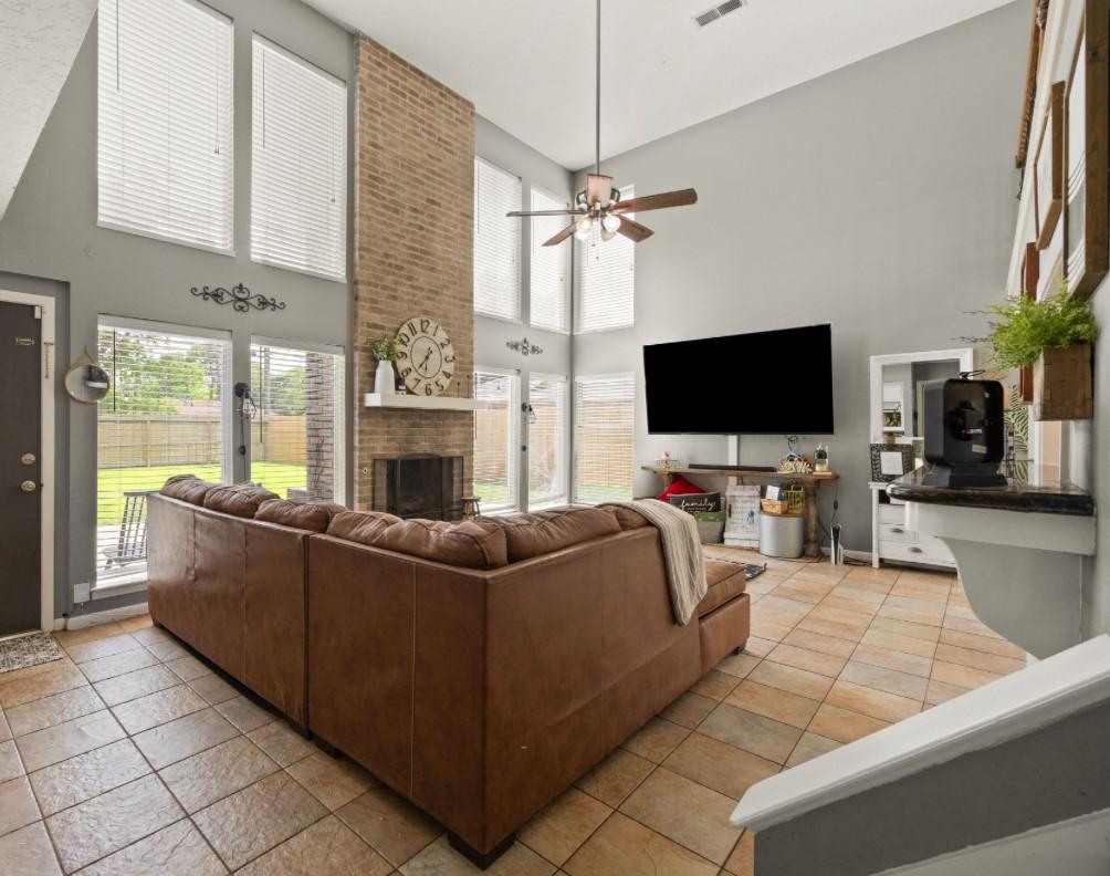 Image 3: Beautiful high ceilings with plenty of natural lig